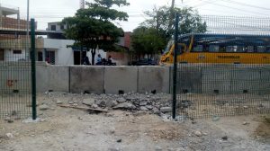 Vándalos destruyeron malla y 'maletas' recién instaladas en la Circunvalar para evitar accidentes de tránsito 1