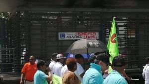 Vándalos atacaron estaciones de Transmetro en marcha del Día del Trabajo, en Barranquilla 1