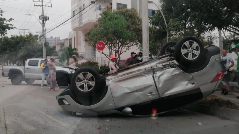 Aparatoso accidente en Villa Santos: una camioneta terminó volcada -  Primero Noticias