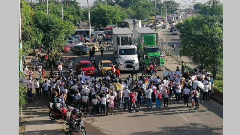 Estudiantes del Itida en Soledad protestan sobre la calle 30