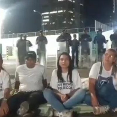 Unos 300 presos inician huelga de hambre en cárcel de Venezuela “por presunta tortura”, según ONG