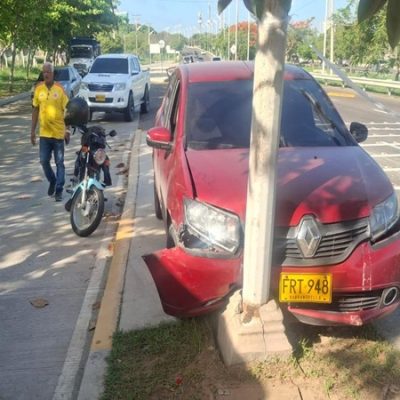 Conductor de vehículo particular chocó contra un poste en la Circunvalar
