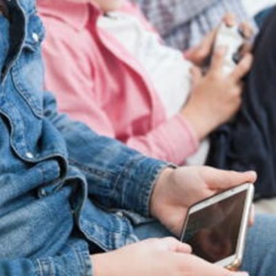 Francia tumba la prohibición de redes a menores de 15 años por vulnerar libertades y privacidad
