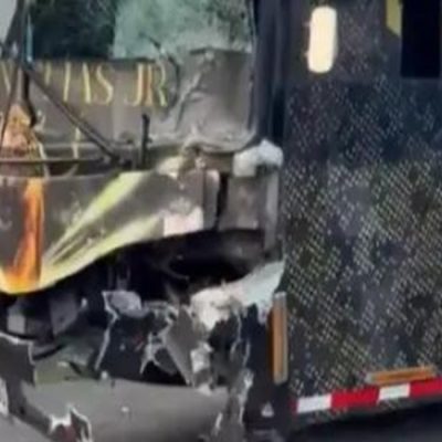 Bus de agrupación de Martín Elías Jr. chocó contra una motocicleta: dos muertos